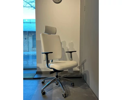 PROGRESS vezetői szék, fehér bőr